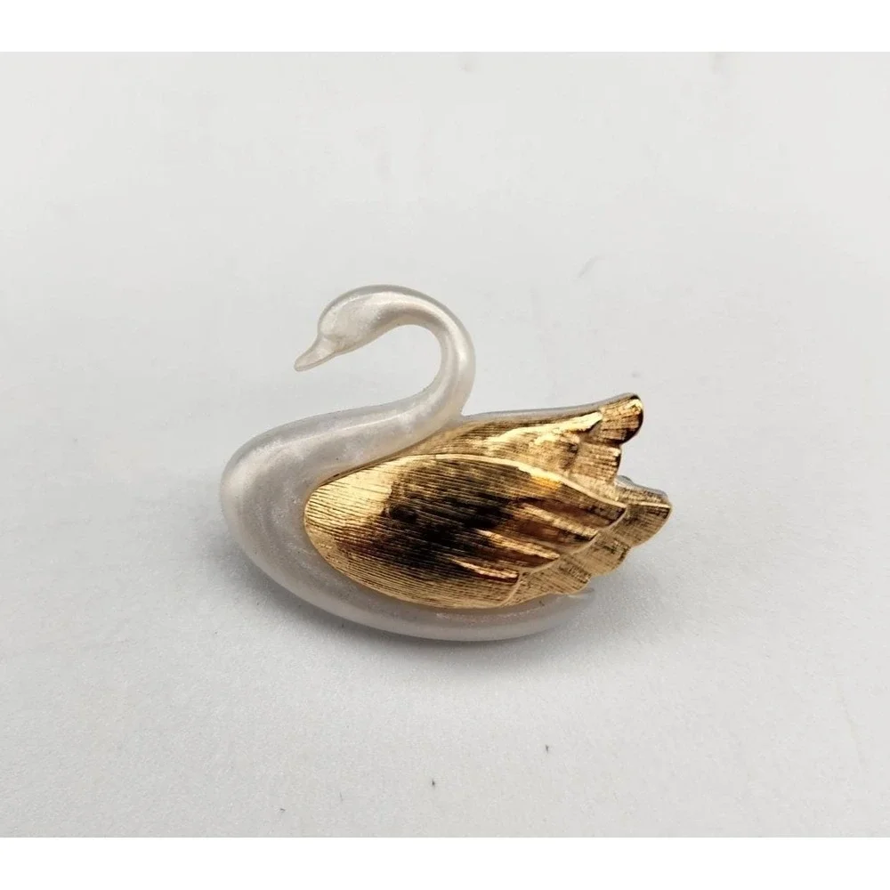 Avon 1985 Graceful Swan Brooch Pin White & Gold Tone Figural Bird 1